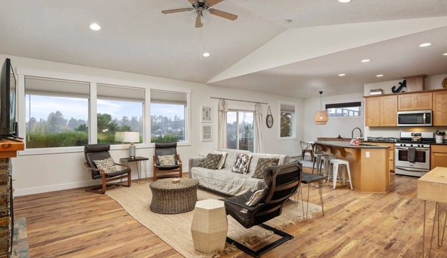 Single Level Lakeview Home, Amazing Views, Close to the Beach, Ping Pong, Fire-Pit, BBQ