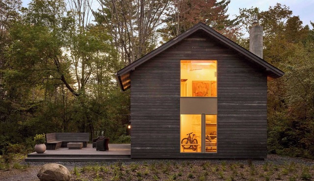 Skyhawk Cabin: refined modern getaway with hot tub