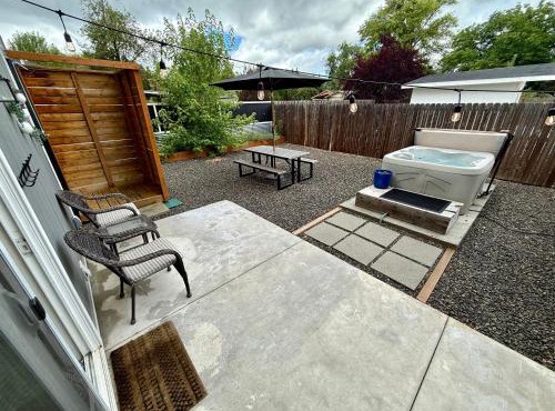 Southern Comfort - Hot tub - Modern - Relaxing