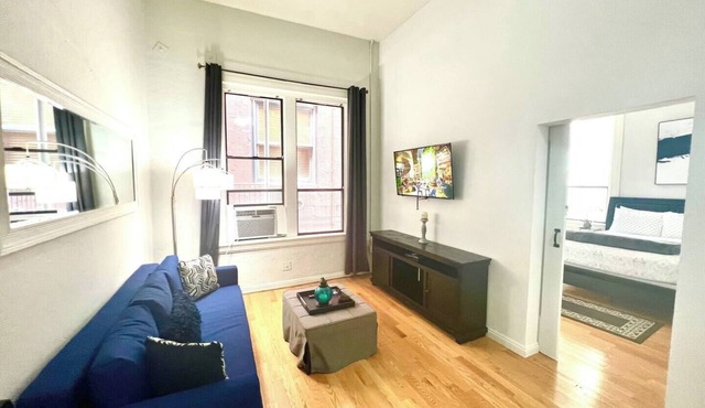 Spacious 2BR 700 sq ft suite with free parking, steps to the Convention Center and Gaslamp dining. Ideal for business or group travel.