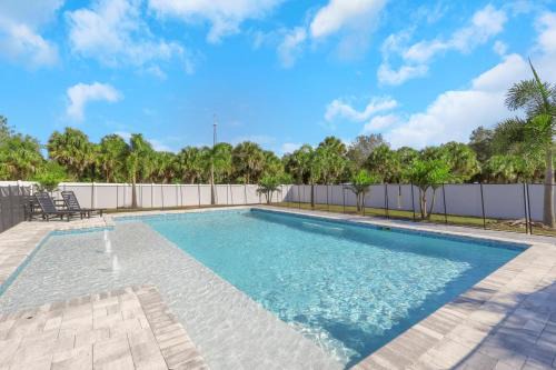 Spacious 4BR Home with Heated Pool & Pickleball Court
