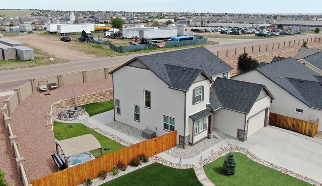 Spacious 5-BR Home: Private Hot Tub & Big Yard, Stocked Kitchen, Mountain View!