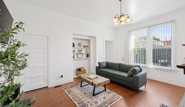 Spacious 5BR Near USC + Private Loft Lounge Ideal for Families & Professionals