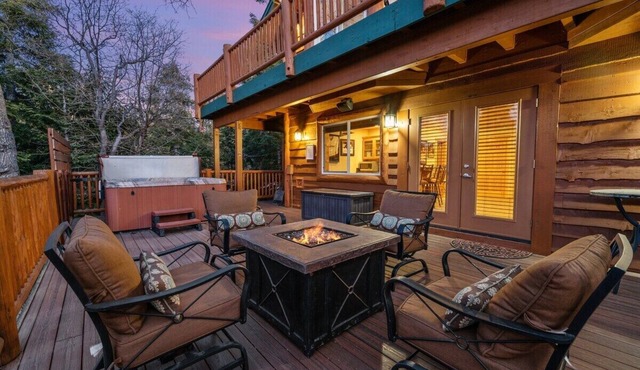 Spacious Family Retreat in Big Bear Lake: Pet-Friendly, Fire Pit, Sonos & Jacuzzi – 3400 Sq Ft Luxury