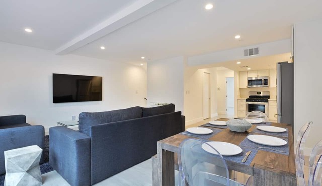 Spacious Family-Sized Apartment. Amazing views steps from the beach!