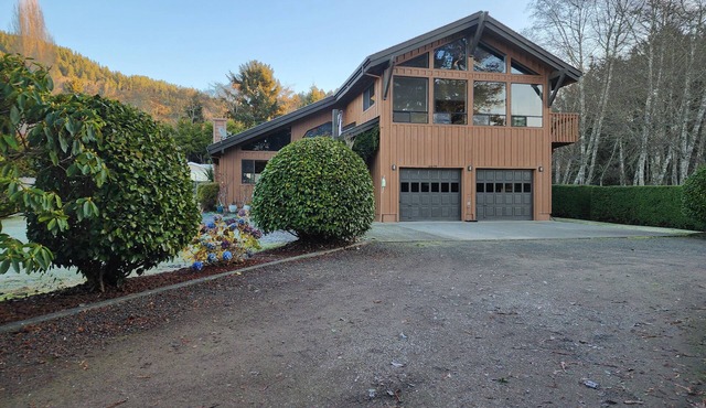 Spacious home with large yard and hot tub- Nearby beach access and dog Friendly!