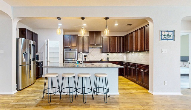 Spacious house with private pool, patio and office space