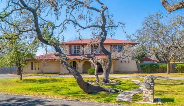Spacious Spanish Villa with Pool and covered patios sleeps 16!