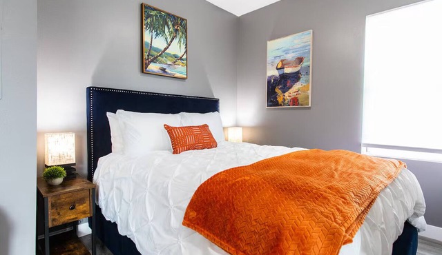 Spacious Studio – Balcony, Desk, A/C & Kitchen