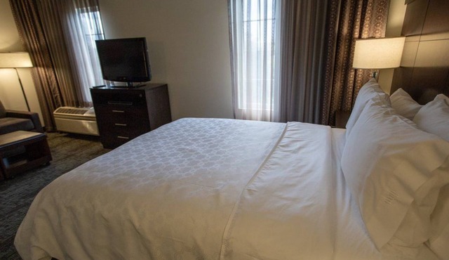 Studio Suite w/Roll-In Shower | Free Breakfast