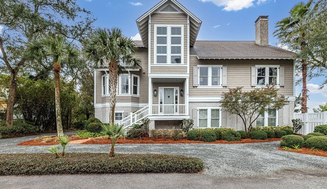 Stunning Marsh Views, 6 Bedroom 6 Bath with pool 2 blocks to the Beach!