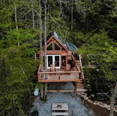 Stunning Pet-Friendly Treehouse for Relaxing Glamping Retreats in North Carolina