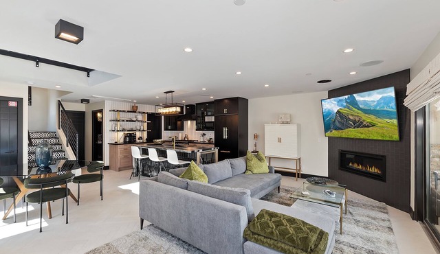 Stunning SKI IN SKI OUT Modern Mountain Townhouse - Community Amenities: Pickleball, Tennis, Basketball & HOT TUB! Beautifully Updated 3 Bedroom 3.5 Bathroom w/Outdoor Patio & Firepit! Gated Community! 50 Yards From Bear Mountain with Slop Access! A