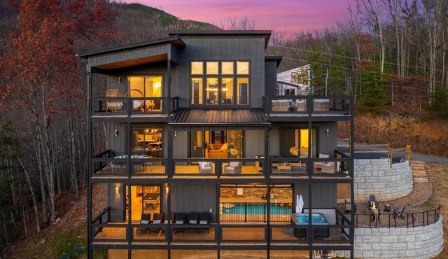 Stunning View, Modern Cabin in Gatlinburg, Htd Indoor Pool, Hot Tub, Game Room!
