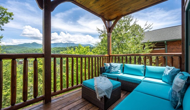 Stunning Views ⭐️ Downtown Gatlinburg ⭐️ Hot Tub ⭐️ Pet Friendly ⭐️ New Listing ⭐️