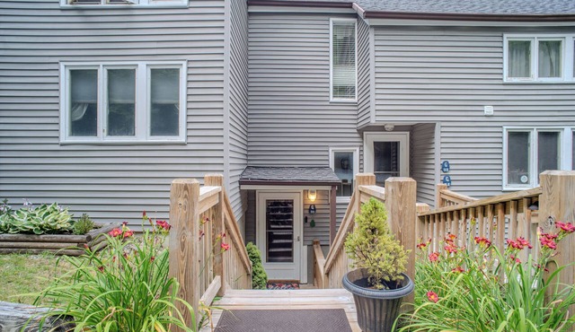 Sugar Ski Resort Gem, Walk to Slopes, King Bed, AC