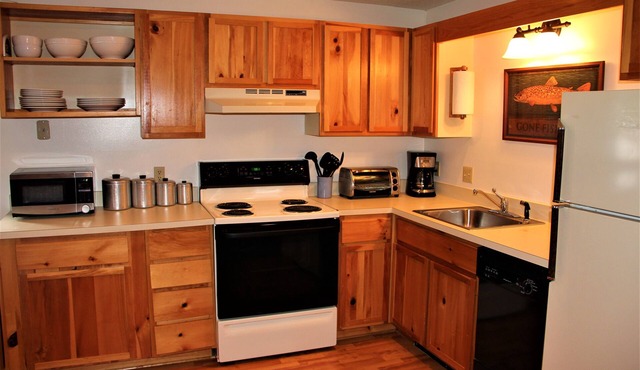 Sugarloaf Mountain : 2 Bed, 2 Bath : Snowbrook Village Ground Floor End Unit.