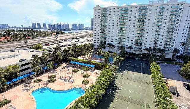 Sunny Isles Beach Condo - Pool View, Free Parking & Modern Kitchen- 2BR