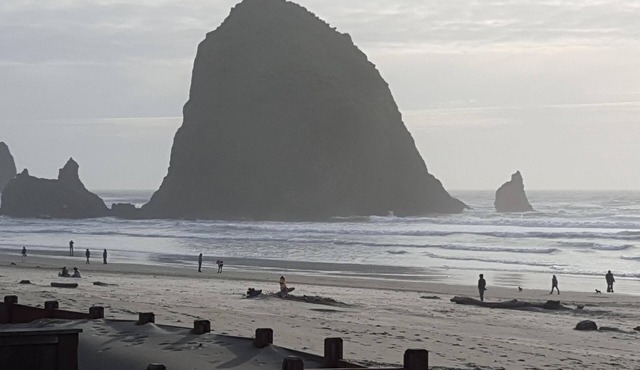 The Haystack House-Cannon Beach Oceanfront Home Steps to Haystack Rock & Midtown