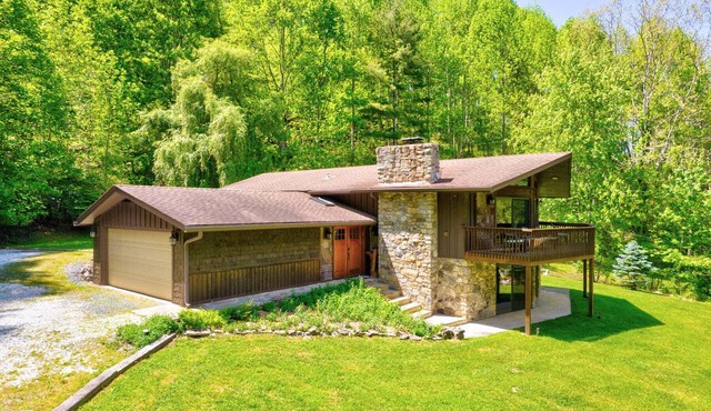 The Upper House at Tiffany's Estate | Hot Tub, Pond, Kayaks, Theater Room, and much more!