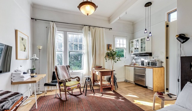This guest suite is a 0 bedroom(s), 1 bathrooms, located in San Francisco, CA.