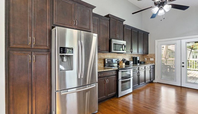 This house is a 4 bedroom(s), 3 bathrooms, located in Jacksonville, FL.