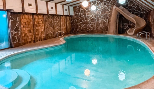 Timber & Springs Retreat: Indoor Pool Hot Tub Theater Room Putting Green