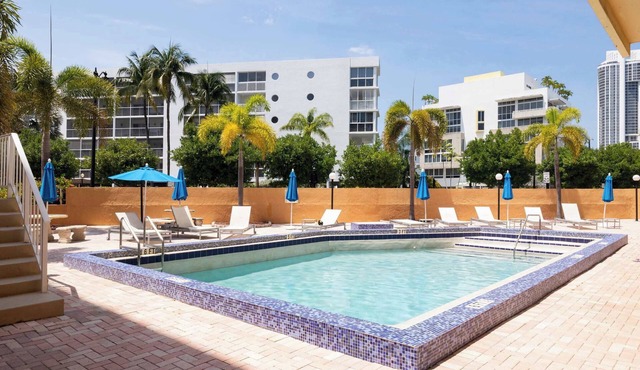 Tiny Tower Treasure - Sleeps 5 & Soaks Sun