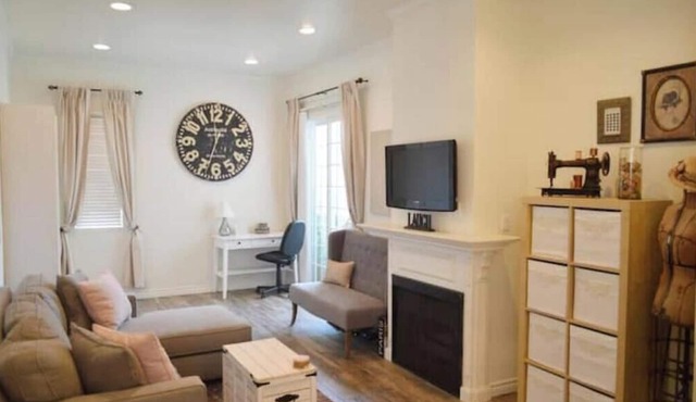 Toluca Lake gem next to Studios! Work, play, & relax within walking distance! in Burbank