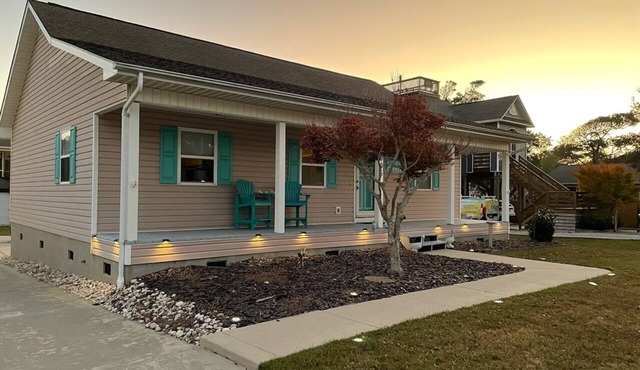Tranquil Breeze - Book now summer is filling fast! 5 min. walk to the beach!