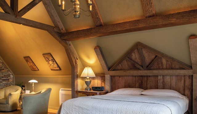 Twin Pine Manor Bed & Breakfast