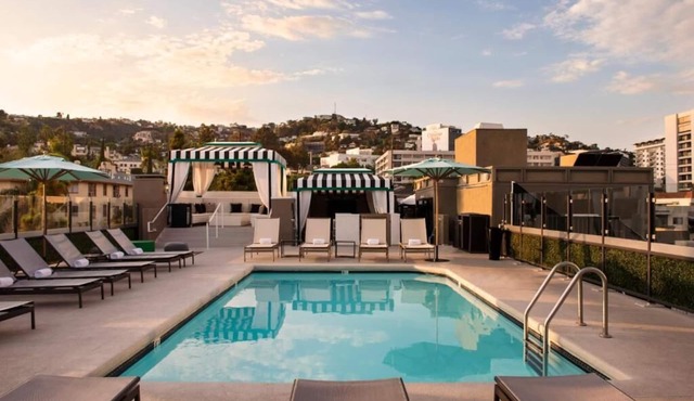 TWO 1BR Suite Kitchen Rooftop Pool Valet Parking near Hollywood Walk of Fame