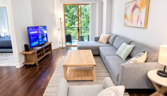 Upscale 2BR/2BA Wilshire Corridor 30+ Nights Pool, Concierge & Fast WiFi