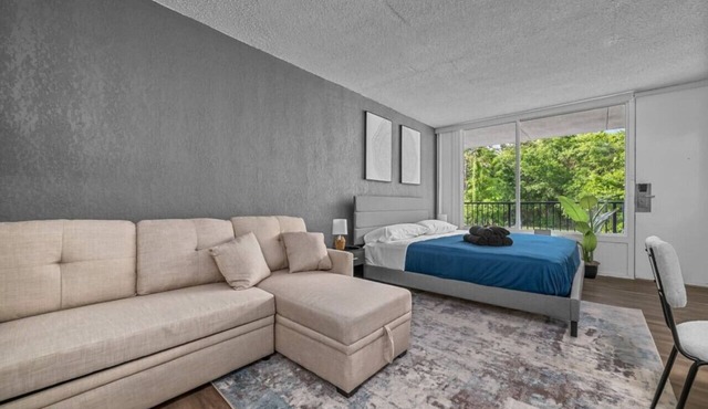 Upscale King Bed Suite—Mins to Downtown JAX!