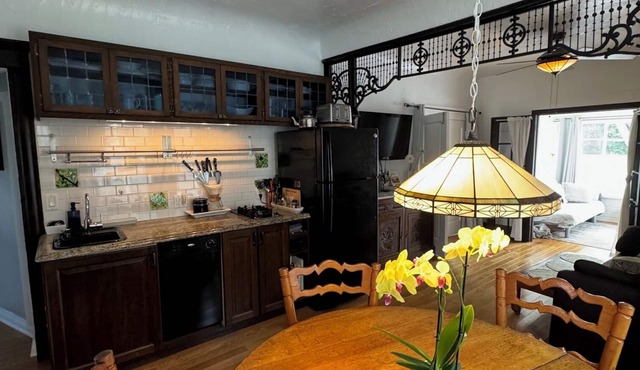 Venice Beach Original, 2 beds, 1 bath, AC, Backyard, parking. 1st block beach