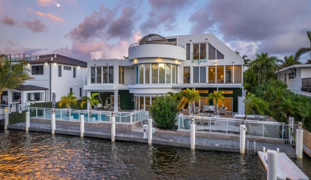 Villa Seminole Luxurious Waterfront Retreat with Pool Gym Hot Tub