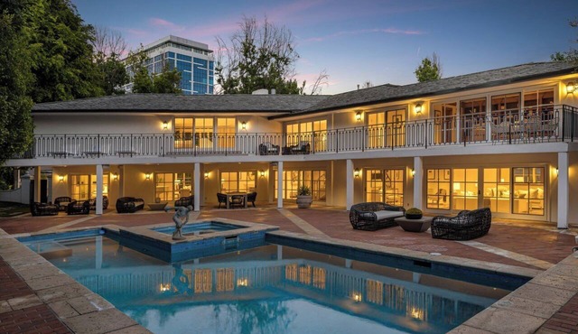 VILLA SIENA ~ BEVERLY HILLS ~ Privately gated, Pool & Spa ~ Family vacation