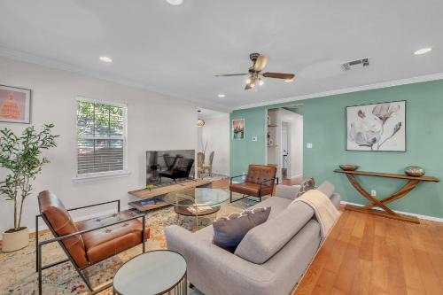 Walk to ACL, Fire Pit, Fenced Yard, SoCo Spot in Austin
