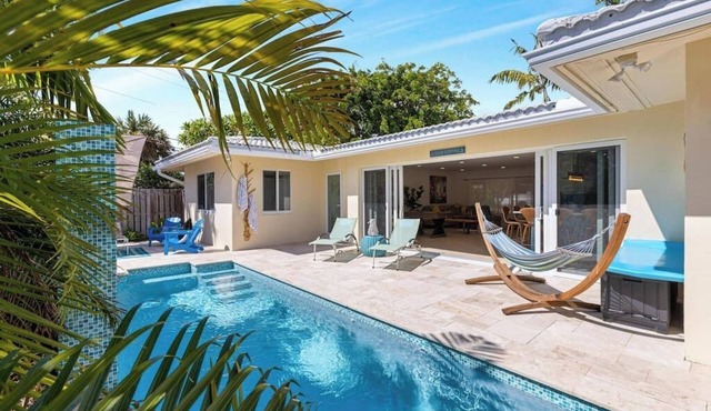 Walking distance to the beach 3Br house with pool