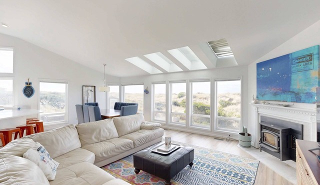 Waterfront Home withPrivate Hot Tub, Ping-Pong, Free WiFi, & washer&dryer