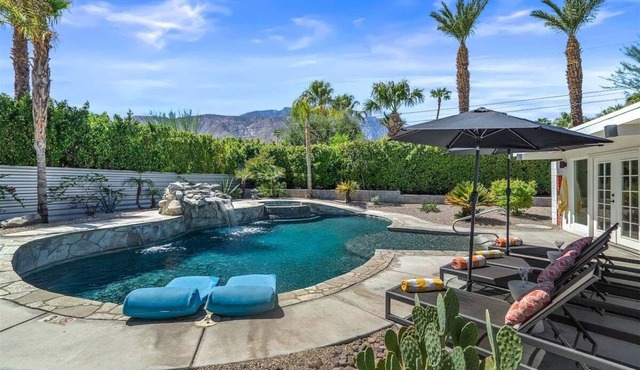 Whispering Palms - Your Private Oasis: Pool, Spa & Fire Pit in the Heart of Palm Springs