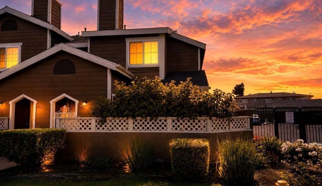 Wonderful Modern Townhome Near DTLA Min 31 Day Stay