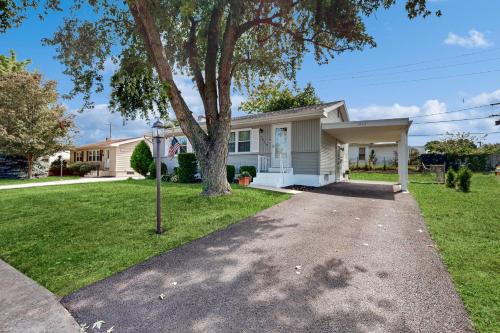 Work & Play! Home 1 Mi to Dtwn & Central Market