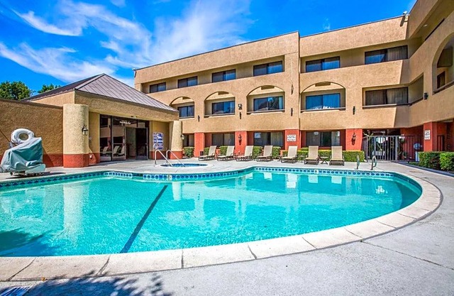2-Star Hotel ∙ Baymont by Wyndham Ontario