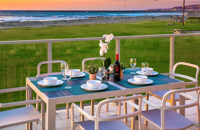 2-Story Oceanfront End Condo w/Spacious Deck, Unobstructed Views & A/C
