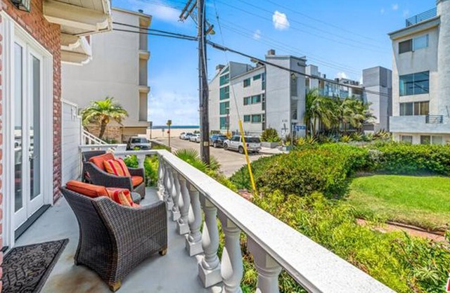 3-Bedroom Beach House, 50 feet from the sand - sleeps 10