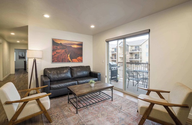 6H Spacious Moab RedCliff Condo, POOL & HOT TUB