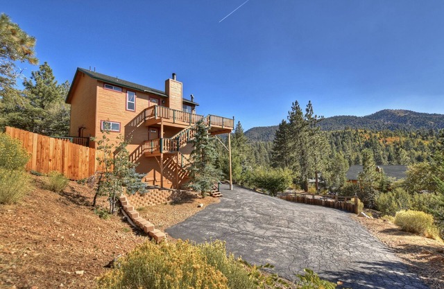 A Million Dollar View by Destination Big Bear : Upscale with Private Hot Tub! Deck with View! Game Room! Close to Skiing!