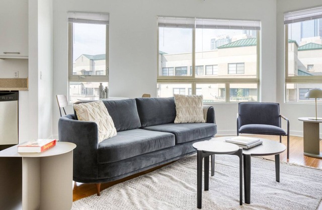 Amazing Downtown 1BR w/ Gym & W/D, next to Broad Museum, by Blueground (LAX 537)