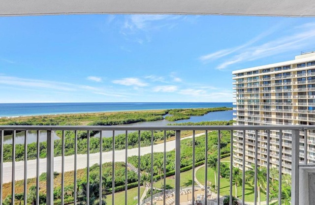 Beachfront condo with pool, gym and tennis courts